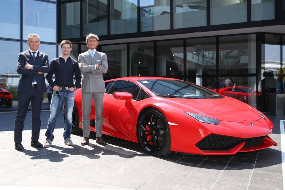 Casey Stoner ha visitato la Lamborghini nella sede di Sant&#39;Agata Bolognese: eccolo al centro accolto dal presidente e ad Stephan Winkelmann (a destra) e Maurizio Reggiani, direttore ricerca e sviluppo 